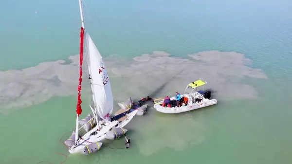 Hogyan kell kiemelni egy 7 méteres vitorlást a Balaton fenekéről - Nézd meg a videót!