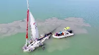 Hogyan kell kiemelni egy 7 méteres vitorlást a Balaton fenekéről - Nézd meg a videót!