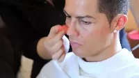 Cristiano Ronaldo hajléktalannak öltözik és így próbálja felhívni tehetségére a figyelmet az utcán 
