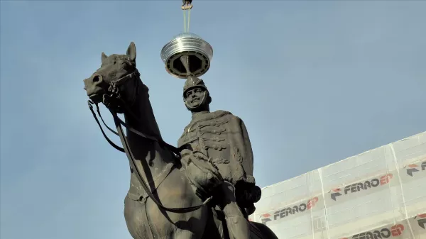 Így teszik fel egy patinás egyetemi épület tetejére a díszes kupolát - videó