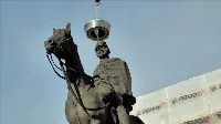 Így teszik fel egy patinás egyetemi épület tetejére a díszes kupolát - videó