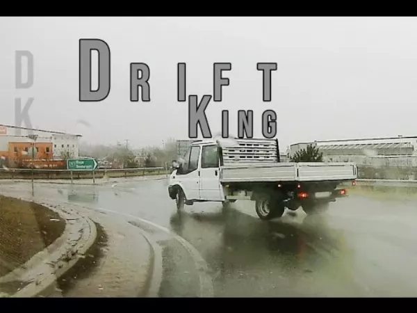 Akkora driftet tolt a platóssal, hogy majdnem a szalagkorlát bánta az M0-ás Bajai lehajtónál