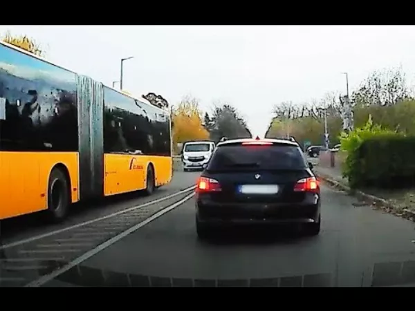 Őrült mutatványt produkált egy BMW-s Vácon