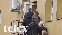 Változatos módszerekkel rejtegetik Orbánt, hogy a sajtó a közelébe se juthasson