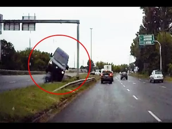 Videón, ahogy átrepül a furgon az elválasztó padkán, majd egy autóval összeütközik