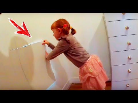A kislány talált egy rejtett szobát a házban, ahol valami igazán különleges dolgot talált!