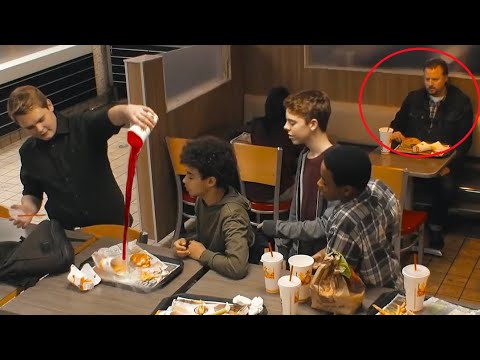 Tinédzserek aláznak meg egy fiút a Burger Kingben: ám a történet hátterében más van...