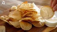 Pofon egyszerű fokhagymás burgonya chips, fokhagymás sajtszósszal 