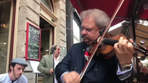 Egy templomban tart világpremiert Roby Lakatos