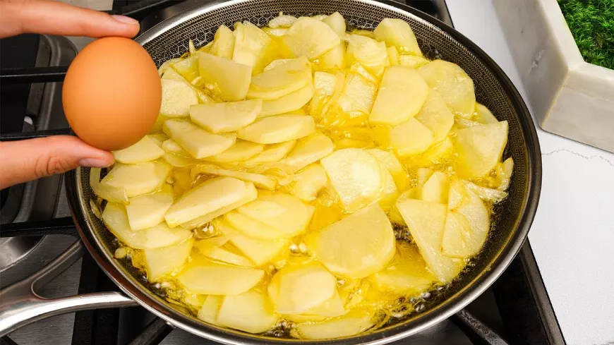 Isteni spanyol omlett csak 3 hozzávalóból! Tojásos reggeli, amivel igazán jól fogsz lakni! Gyors és kiadós tojásos, krumplis omlett! Gyors vacsoraötlet, amit akár 30 perc alatt is elkészíthetsz! Egyszerű, gyors és nagyon finom burgonya és tojás recept!
