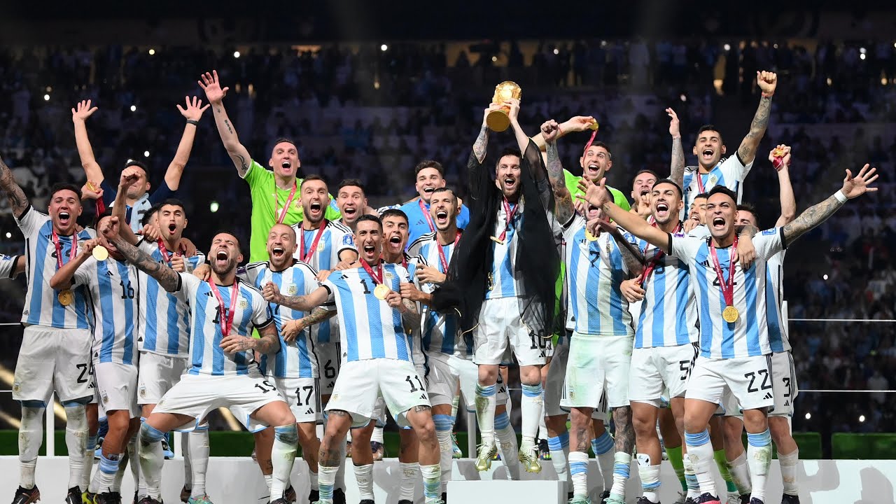 Agentína világbajnok! - Így emelte magasba Messi a vb-trófeát