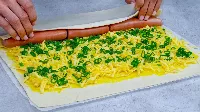 Leveles tésztába töltött mustáros sajtos virsli csipős dressinggel! Ezzel várd a vendégeket, imádni fognak!