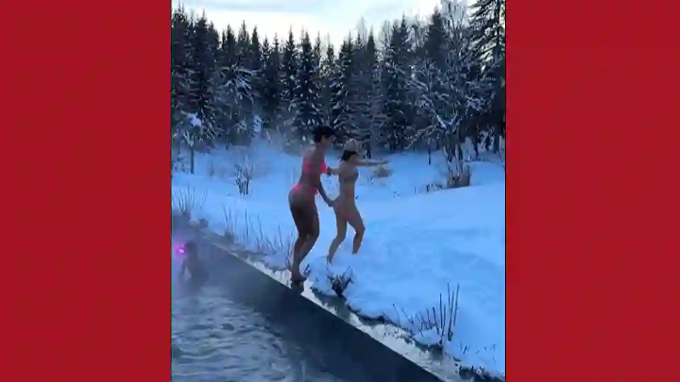 Focista feleségek egymás között bikiniben, hóban - Fabregasné felköszöntötte Messinét - Videó