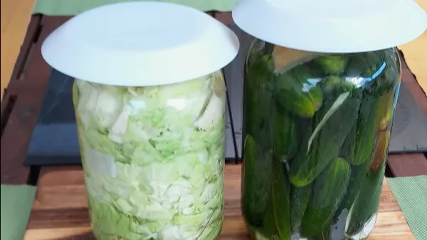 Kovászos uborka 🥒 és kovászos káposzta házilag a nyár kezdetét jelző isteni savanyúságok