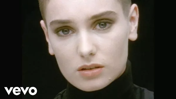 Meghalt Sinéad O Connor! Emlékezzünk rá egyik legismertebb dalával!