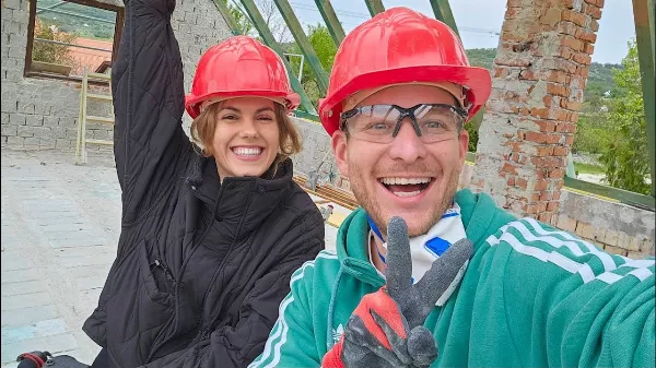 Jelenleg tető nélkül van Istenes Bencéék háza