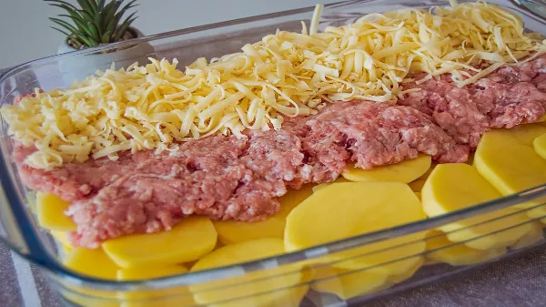 Bűvölj el egytál csodával: Rakott Burgonya rétegekben: recept, tippek és friss saláta - Ízletes összhangok a tányéron!