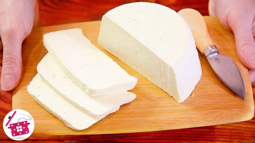 Gyorsan, egyszerűen készíthetsz otthon finom házi sajtot mindössze néhány alapanyagból pár perc alatt!