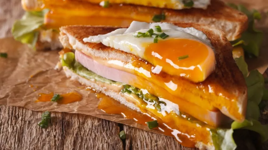 Felejthetetlen pirítós reggelire azoknak, akik szeretik a fantasztikusan finom és laktató reggelit! Croque Madame szendvicse