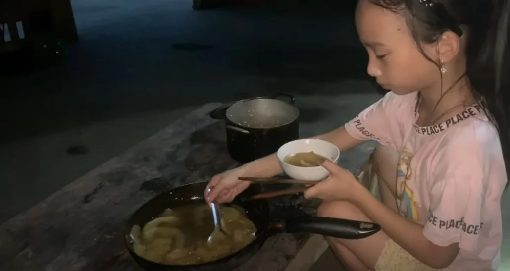 lány eszik főz