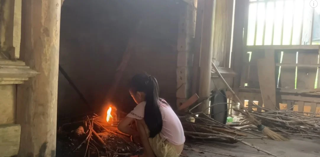 lány tüzet rak