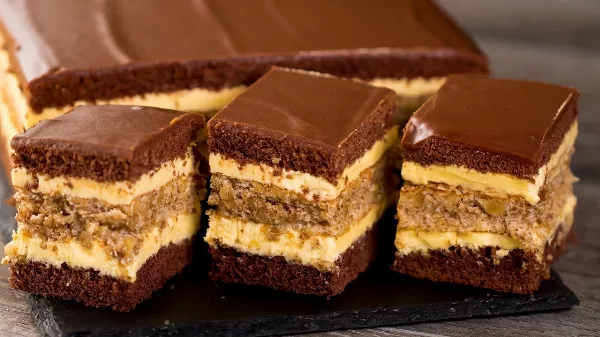 Világhódító krémes torta házilag még nem volt ilyen finom! Piskóta sütése, habos krém receptje, díszítési technikák, trükkök! 