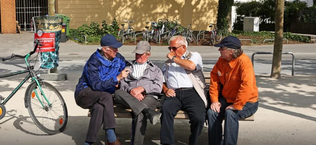 nyugdíjasok pad ülnek beszélgetnek férfiak nyugdíj