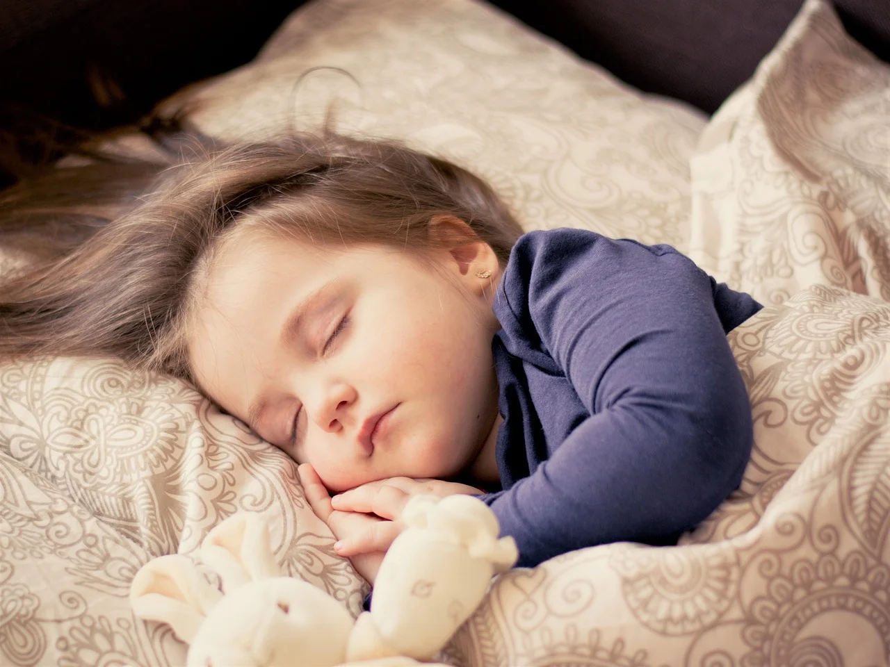 Alszik álmodik gyerek lány