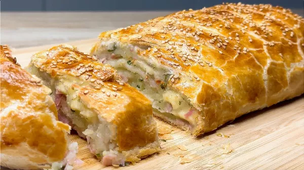 Burgonyatekercs Levelestésztában Friss Céklasalátával Recept. Roppanós, sós, töltött sütemény, pite recept