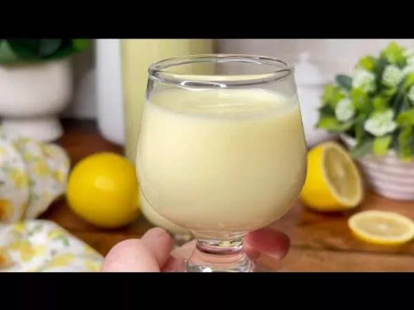 Házi Limoncello citromlikőr recept🍋 szilveszterre pont elkészül. Két házilag elkészíthető citromlikőr limonchello 🍋 recept az ünnepekre!