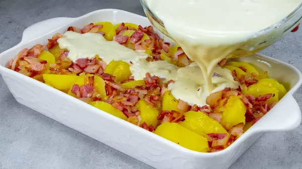 Tepsis carbonara krumpli 20 perc alatt elkészíthető laktató recept