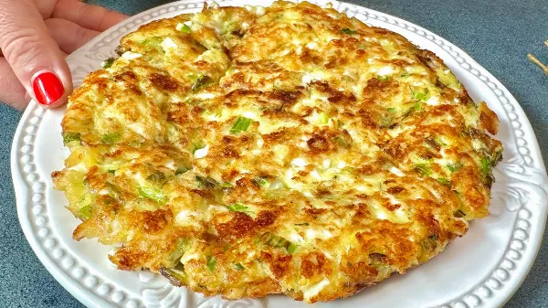 Tojásos 🥚-mozzarellás lepény uborkás 🥒-joghurtos öntettel! Isteni gyors reggeli!