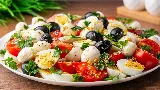 Friss paradicsom és pikáns saláta 🍅🥗: Fedezd fel a legújabb salátaőrületet, amely mindent visz!