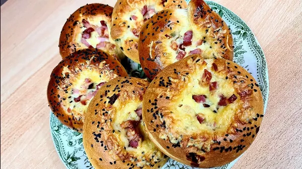 Sajtos szalonnás bagel: Ropogós kívül, omlós belül, mennyei ízek!