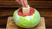 Sült káposztás-húsos egytálétel sajtos-tejfölös mártással – így készül a YouTube-on is népszerű recept
