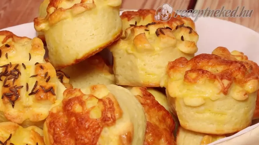 Tejfölös pogácsa hajtogatva: omlós csoda sajttal és köménnyel