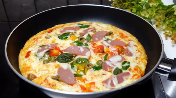 Serpenyős pizza sütő nélkül – folyékony tésztával, brutál finom feltéttel
