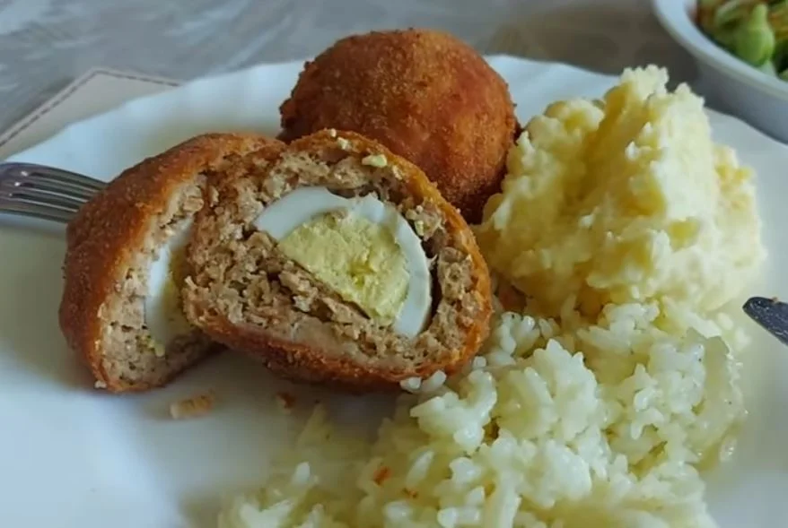 rántott fasirtgolyók tojással töltve