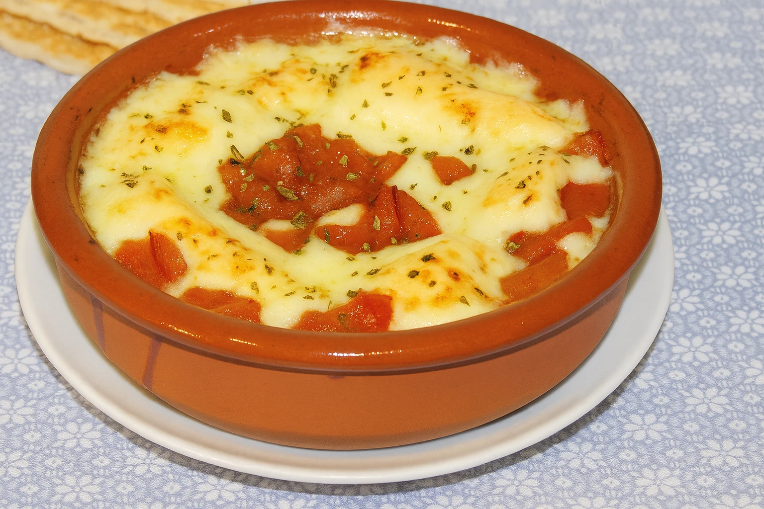 provolone sajt paradicsommártás