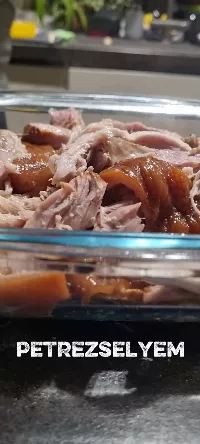 Ha ezt kipróbálod, többé nem veszel felvágottat – házi kólában főtt csülök lépésről lépésre