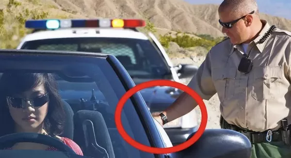 Ezért érintik meg az amerikai rendőrök az autók hátsó lámpáját