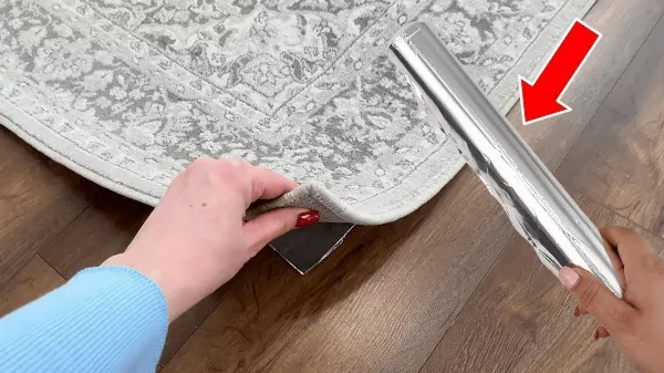 Tegyél alufóliát a szőnyeged alá, és meglátod, miért csinálják ezt oly sokan