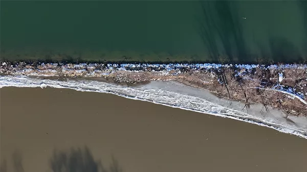 Jég és víz találkozása: Újabb lenyűgöző drónfelvételek készültek a Maros és a Tisza torkolatáról