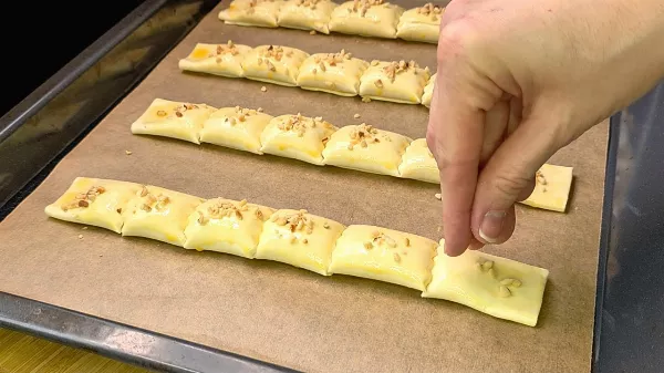 Túrós falatok titka: ropogós leveles tészta és krémes töltelék