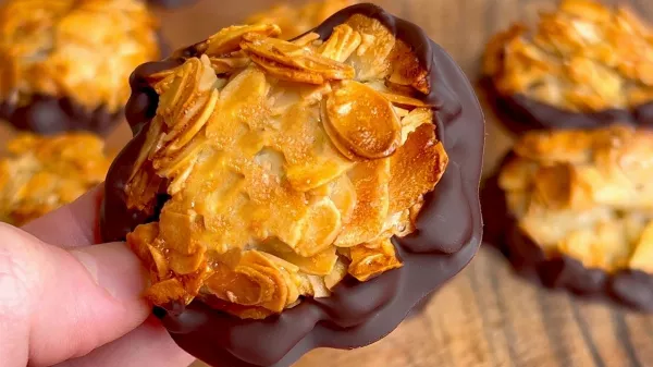 Ropogós csokoládés mandulás rochers: 3 hozzávalóból, cukor nélkül