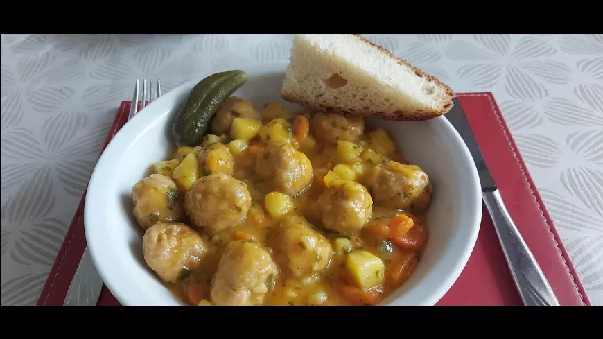 Húsgombócos egytálétel, ami gyors ebéd és egyben kiadós 