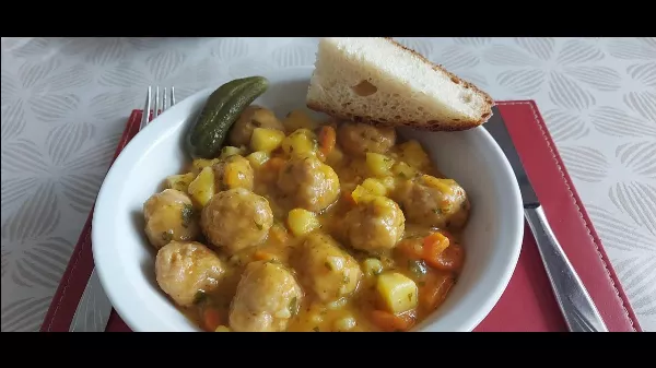 Húsgombócos egytálétel, ami gyors ebéd és egyben kiadós 