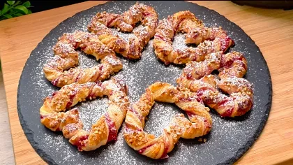 Zseniálisan egyszerű leveles tésztás desszert, ami Valentin-napon is tarol