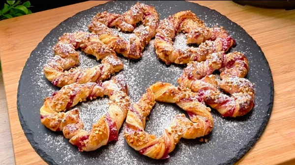 Zseniálisan egyszerű leveles tésztás desszert, ami Valentin-napon is tarol