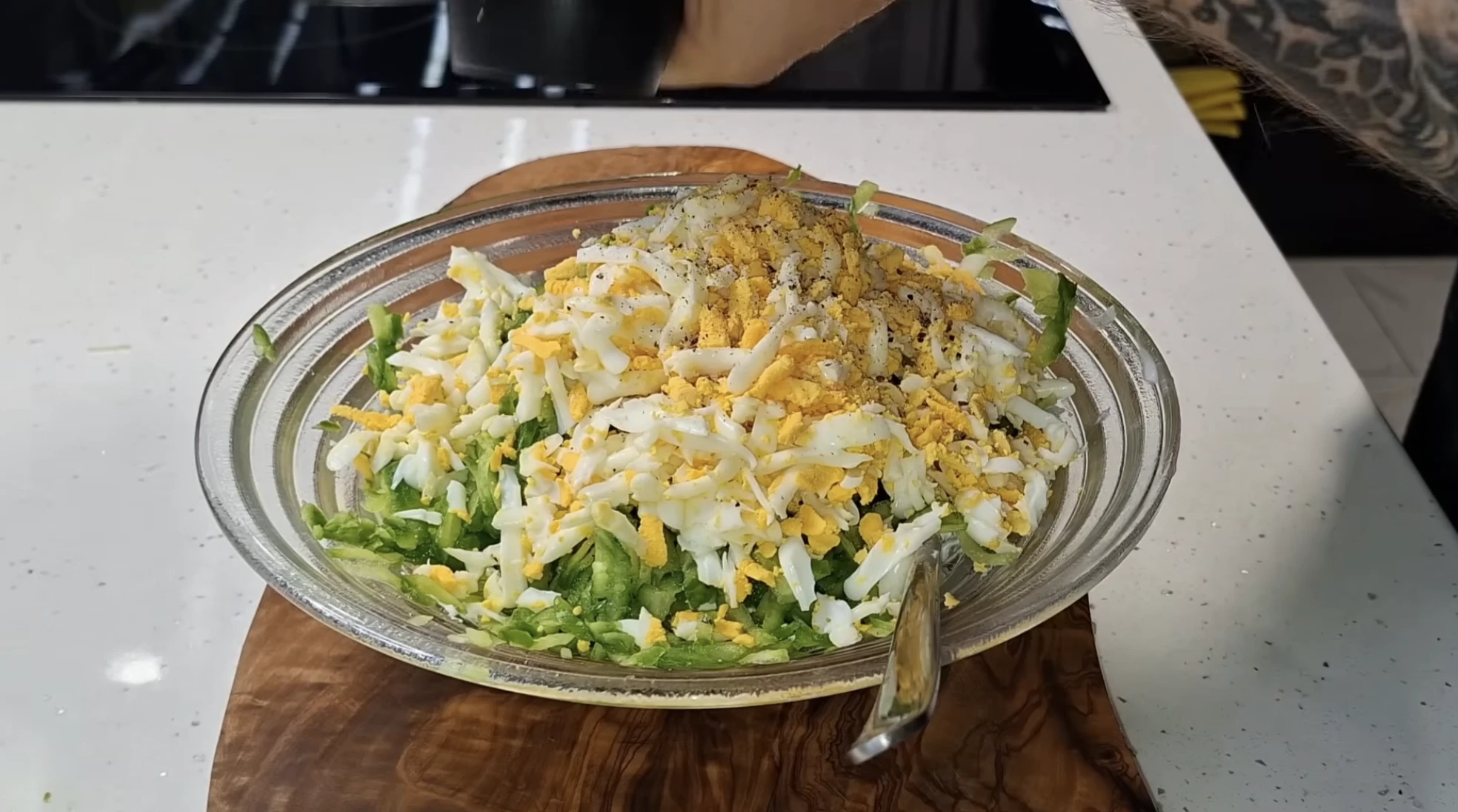 saláta tavaszi tojás